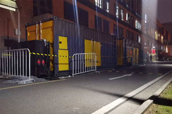 鄂伦春柴油发电机组的输出电压是如何调节的？